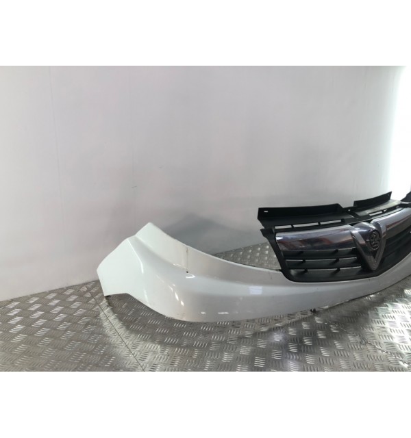 Решетка радиатора бу для Opel Vivaro  2.0 CDTi,  2007 г. бу контрактные купить в Спб