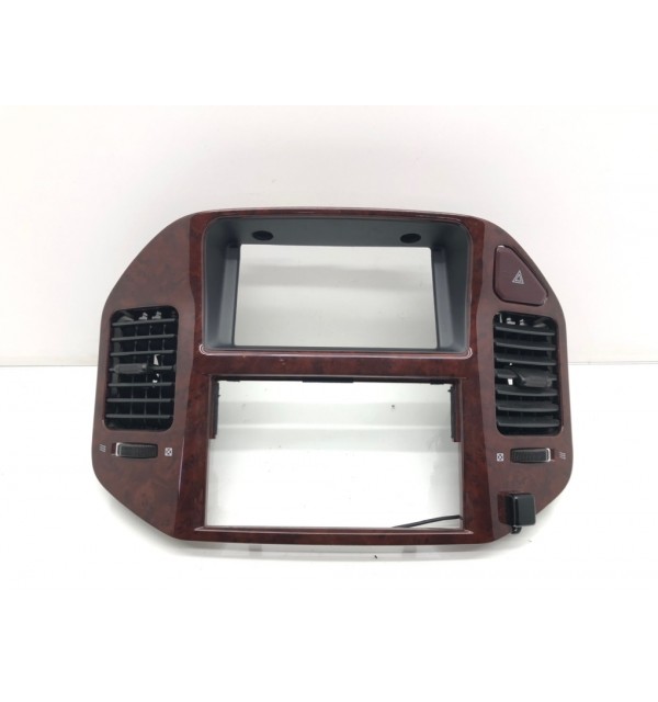 Накладка декоративная на торпедо бу для Mitsubishi Pajero  3.2 DiD,  2005 г. бу контрактные купить в Спб