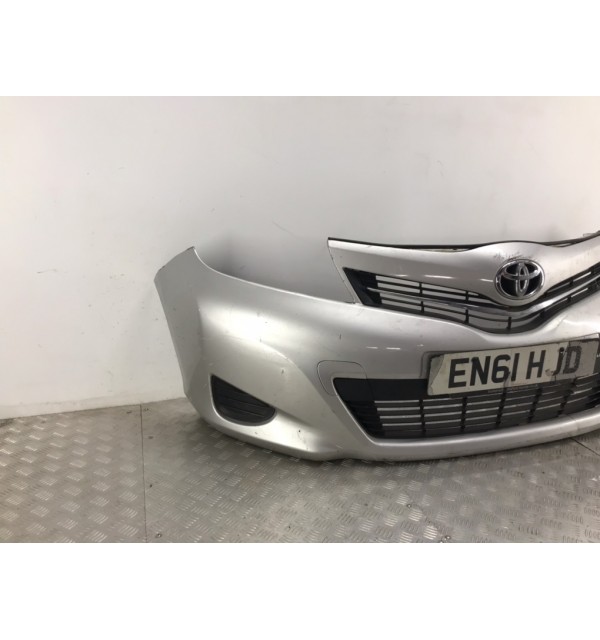 Бампер передний бу для Toyota Yaris XP130 1.3 i,  2011 г. бу контрактные купить в Спб
