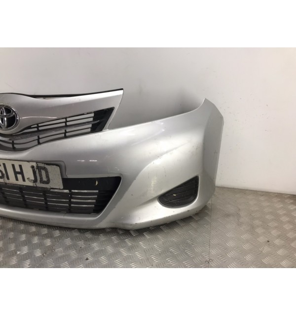 Бампер передний бу для Toyota Yaris XP130 1.3 i,  2011 г. бу контрактные купить в Спб