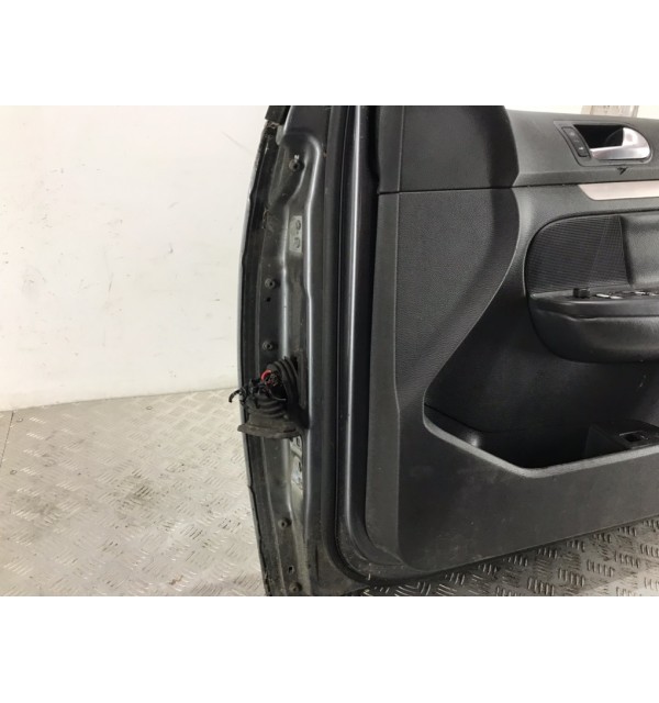 Дверь передняя правая бу для Volkswagen Jetta  2.0 TDi,  2005 г. бу контрактные купить в Спб