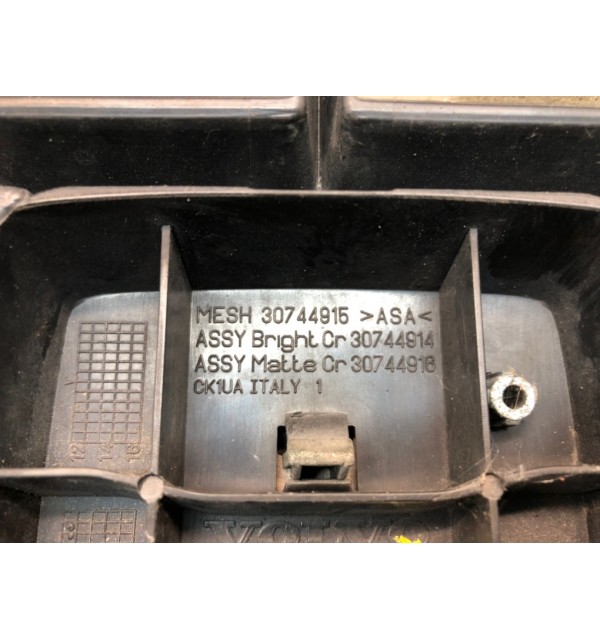 Решетка радиатора бу для Volvo V50  2.0 TD,  2008 г. бу контрактные купить в Спб
