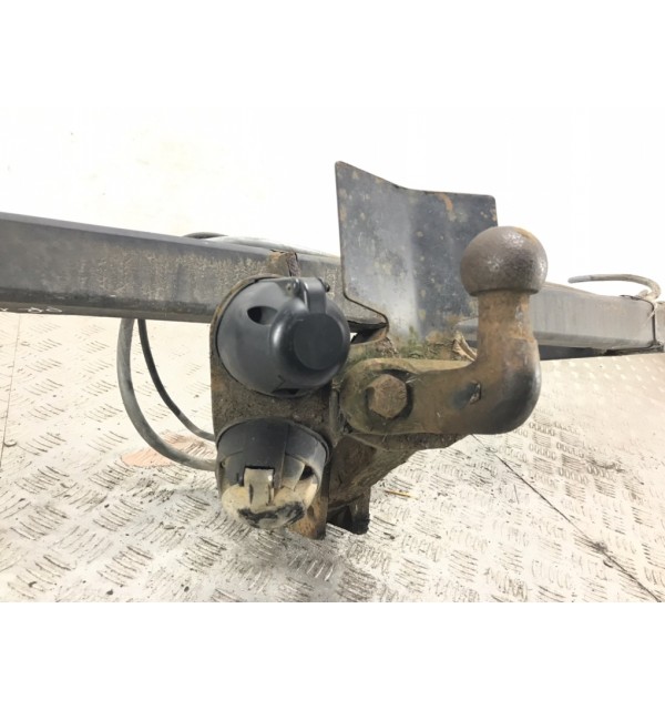 Прицепное устройство (фаркоп) бу для Volkswagen Passat B6 2.0 TDi,  2006 г. бу контрактные купить в Спб