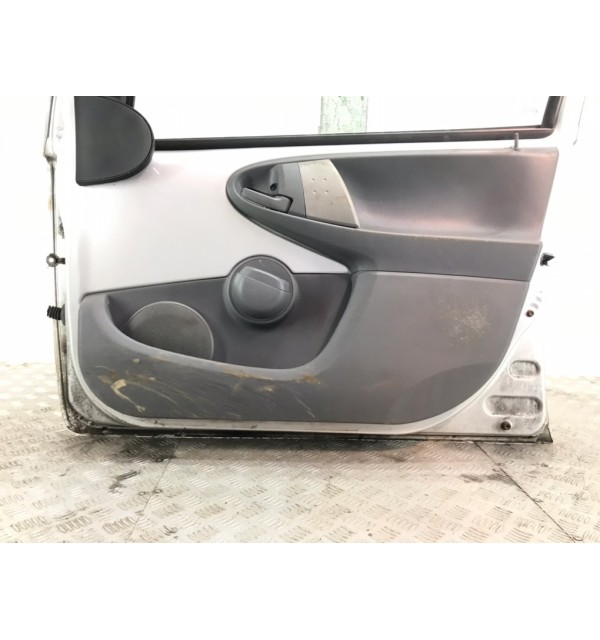Дверь передняя правая бу для Toyota Aygo  1.0 i,  2008 г. бу контрактные купить в Спб