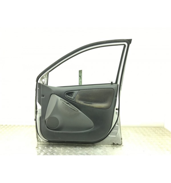 Дверь передняя правая бу для Toyota Yaris P1 1.4 D-4D,  2002 г. бу контрактные купить в Спб