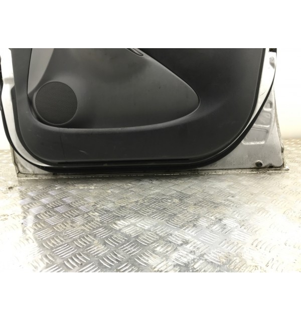 Дверь передняя правая бу для Toyota Yaris P1 1.4 D-4D,  2002 г. бу контрактные купить в Спб