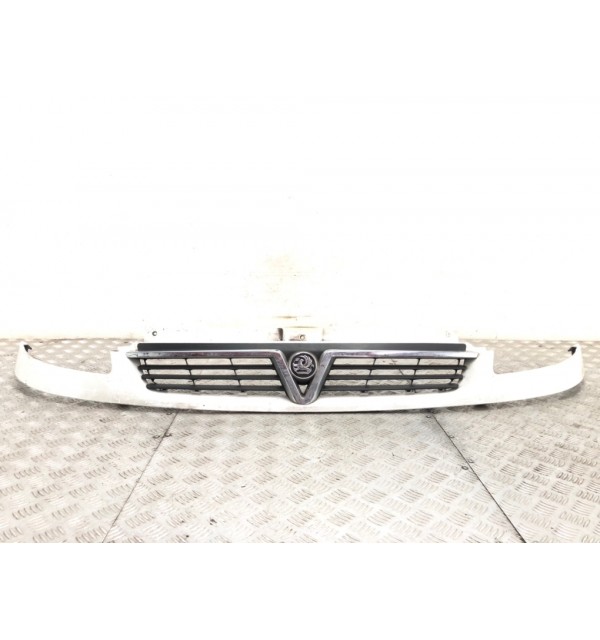 Решетка радиатора бу для Opel Vivaro  1.9,  2004 г. бу контрактные купить в Спб