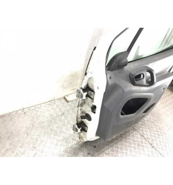 Дверь передняя правая бу для Peugeot Partner  1.6 HDi,  2009 г. бу контрактные купить в Спб