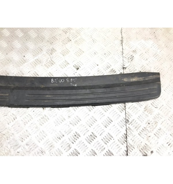Накладка на бампер бу для Land Rover Freelander 2 2.2 TD,  2010 г.