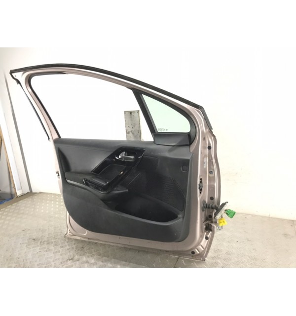Дверь передняя левая бу для Peugeot 208  1.4 HDi,  2012 г.