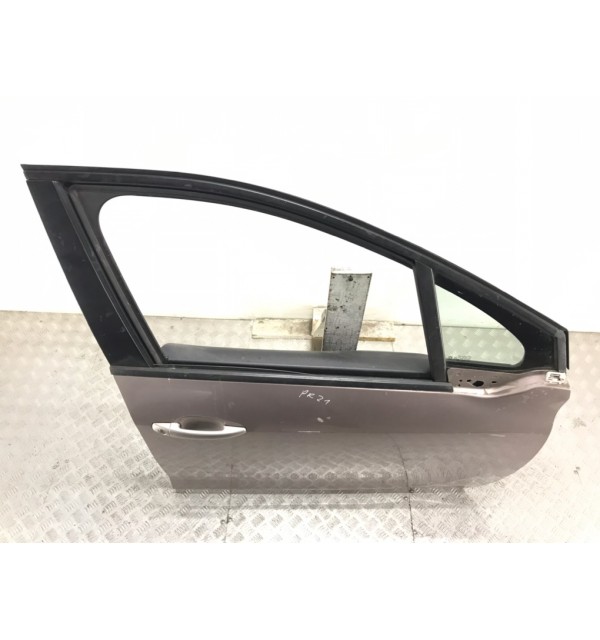 Дверь передняя правая бу для Peugeot 208  1.4 HDi,  2012 г.