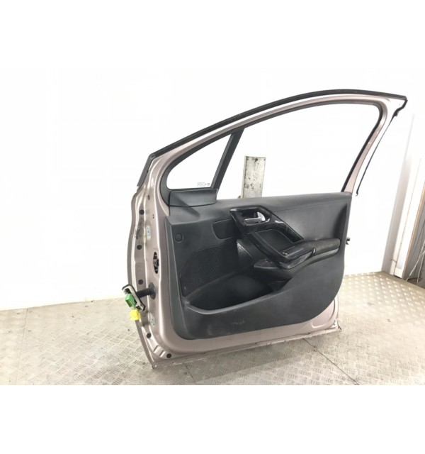 Дверь передняя правая бу для Peugeot 208  1.4 HDi,  2012 г.