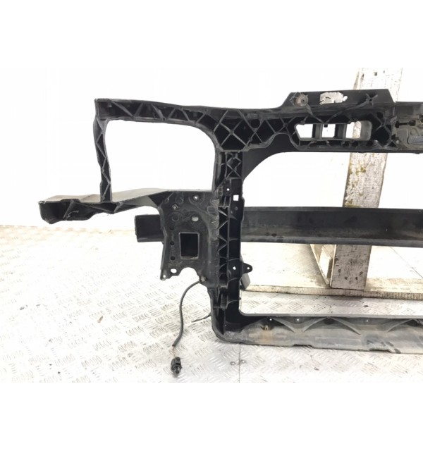 Панель передняя (телевизор) бу для Seat Ibiza  1.4 i,  2006 г.