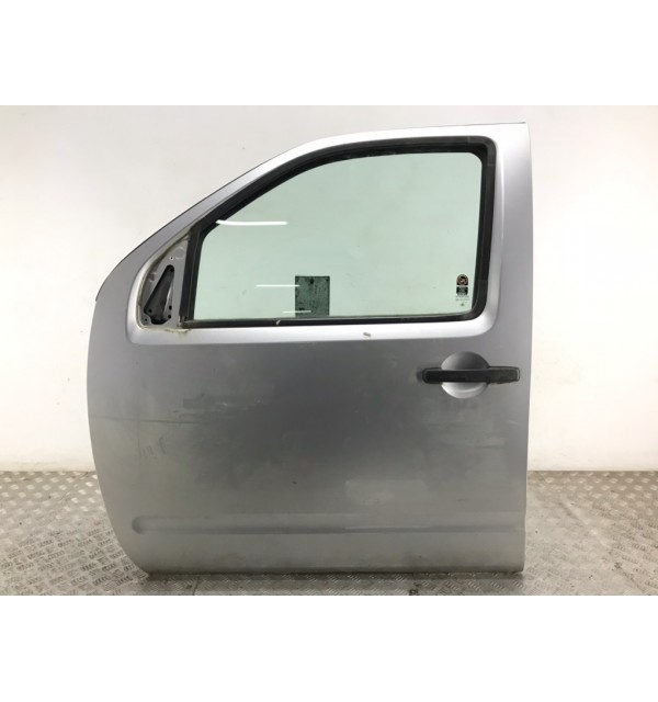 Дверь передняя левая бу для Nissan Navara  2.5 DCi,  2005 г.