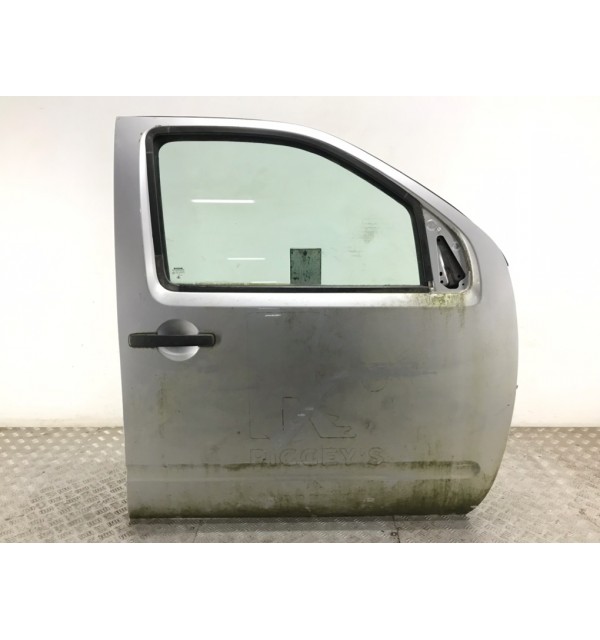 Дверь передняя правая бу для Nissan Navara  2.5 DCi,  2005 г.