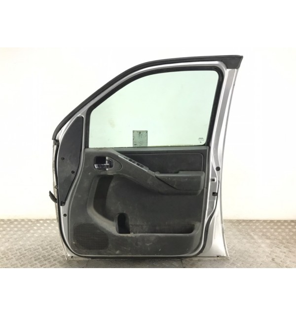Дверь передняя правая бу для Nissan Navara  2.5 DCi,  2005 г.