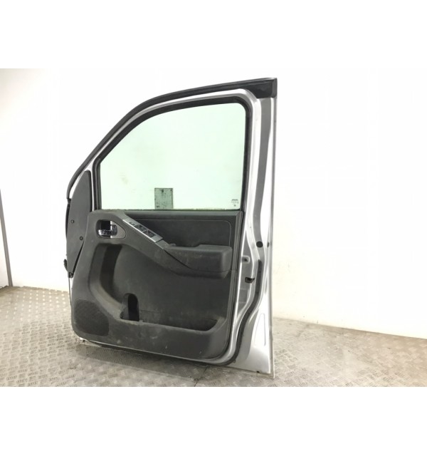Дверь передняя правая бу для Nissan Navara  2.5 DCi,  2005 г.