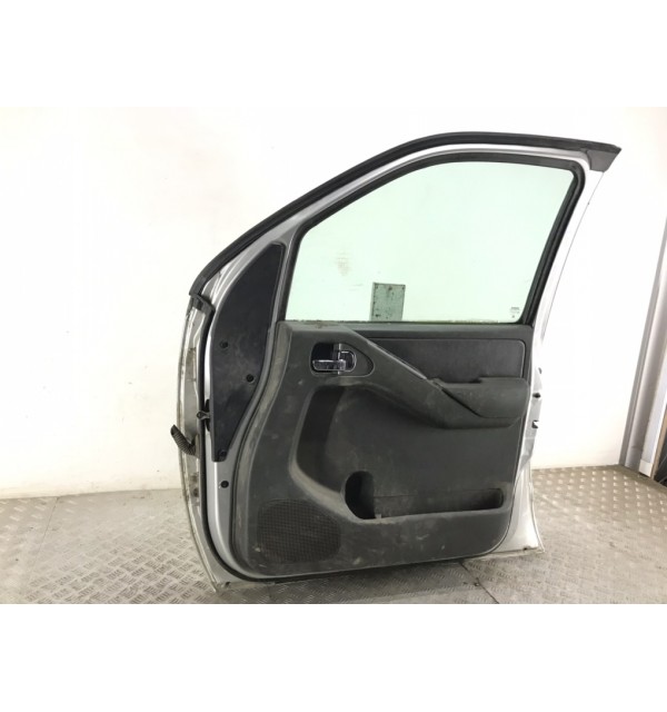 Дверь передняя правая бу для Nissan Navara  2.5 DCi,  2005 г.