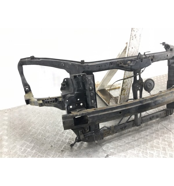 Панель передняя (телевизор) бу для Kia Carens 2 2.0 i,  2009 г.