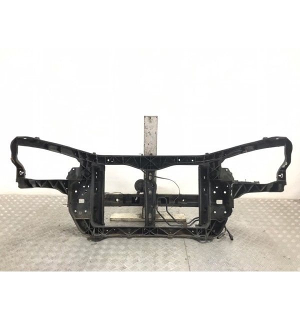 Панель передняя (телевизор) бу для Kia Carens 2 2.0 i,  2009 г.