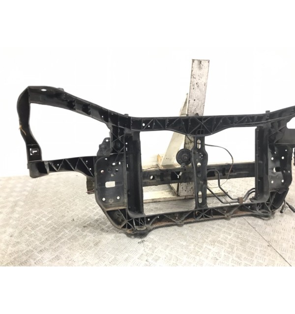 Панель передняя (телевизор) бу для Kia Carens 2 2.0 i,  2009 г.