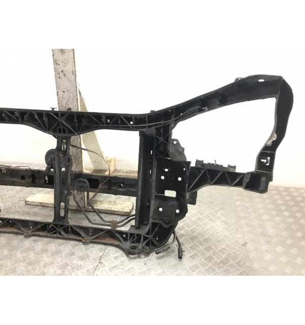 Панель передняя (телевизор) бу для Kia Carens 2 2.0 i,  2009 г.