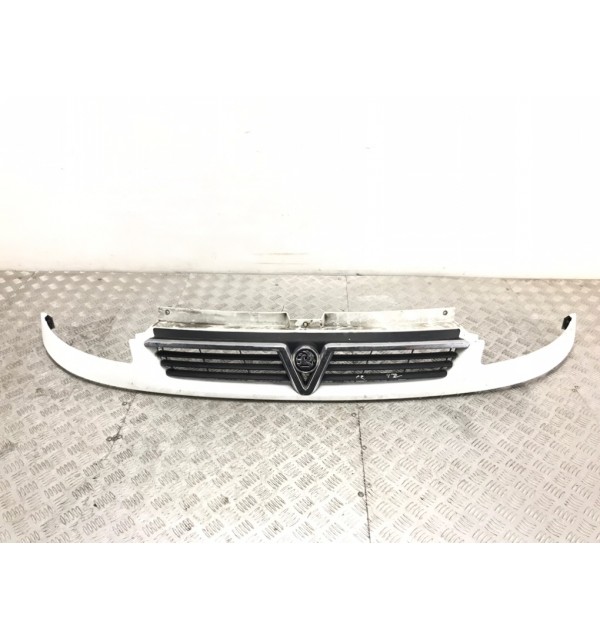 Решетка радиатора бу для Opel Vivaro  2.5 DTi,  2005 г.