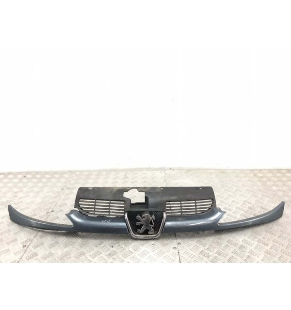 Решетка радиатора бу для Peugeot 206  1.6 HDi,  2006 г.