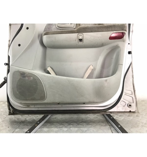 Дверь передняя правая бу для Hyundai Trajet  2.0 CRDi,  2005 г.
