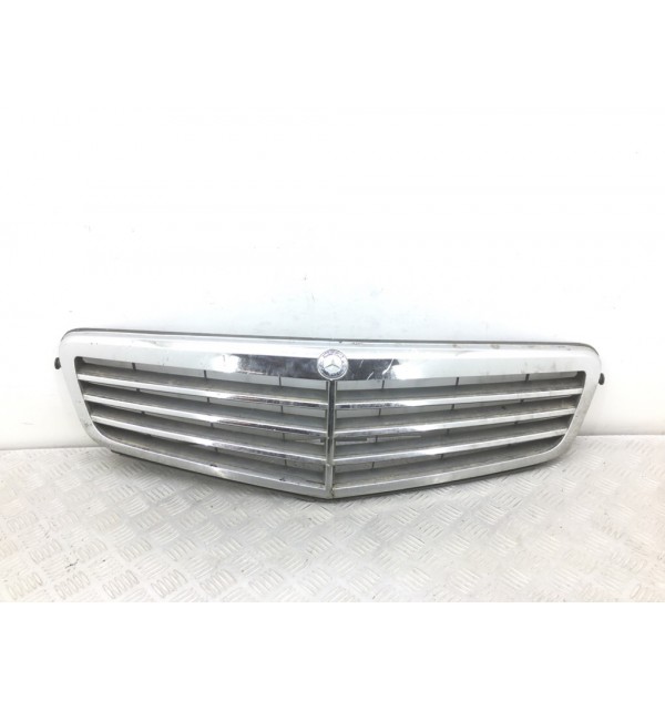 Решетка радиатора бу для Mercedes C W204 2.2 CDi,  2008 г.