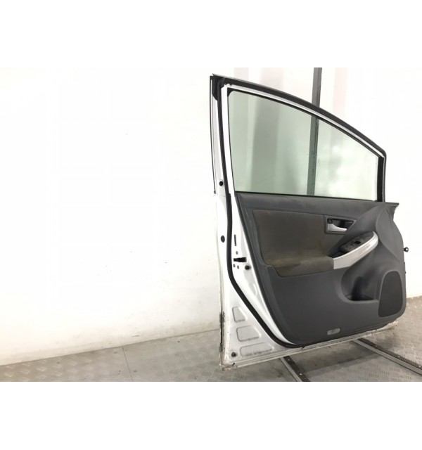 Дверь передняя левая бу для Toyota Prius  1.8 i,  2011 г.