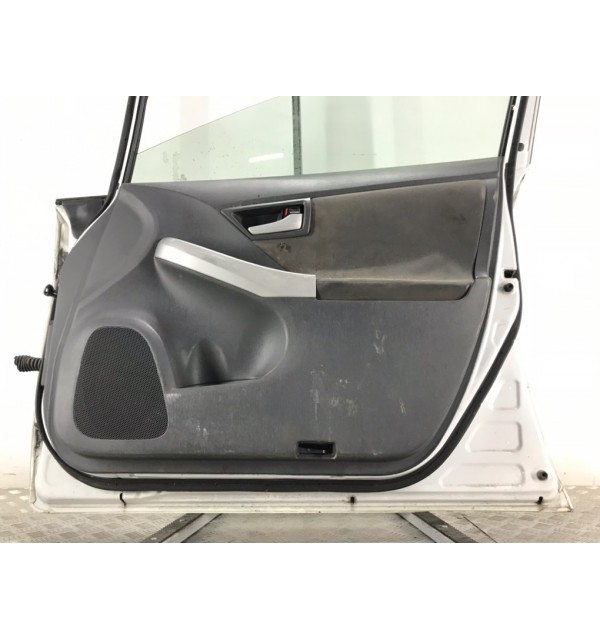 Дверь передняя правая бу для Toyota Prius  1.8 i,  2011 г.