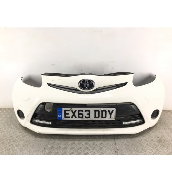 Бампер передний бу для Toyota Aygo  1.0 i,  2013 г.