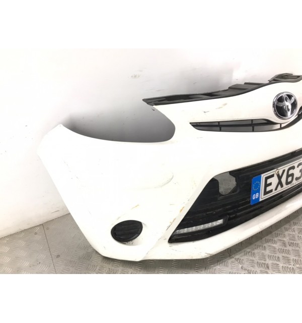 Бампер передний бу для Toyota Aygo  1.0 i,  2013 г.
