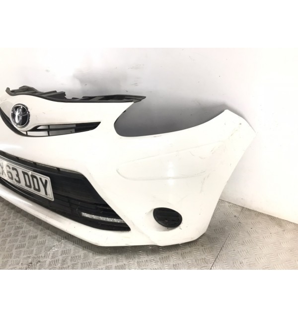 Бампер передний бу для Toyota Aygo  1.0 i,  2013 г.