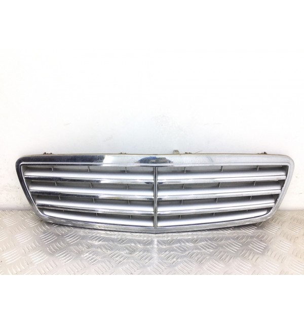 Решетка радиатора бу для Mercedes C W203 1.8 i,  2005 г.