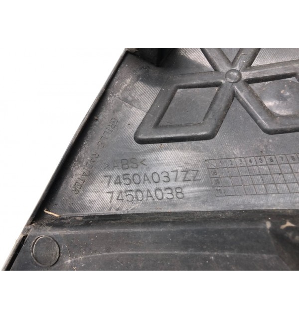 Решетка радиатора бу для Mitsubishi Outlander 2 2.0 DiD,  2007 г.
