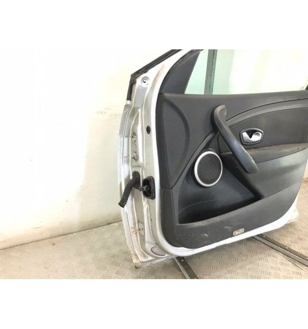 Дверь передняя правая бу для Renault Megane 3 1.6 i,  2009 г.