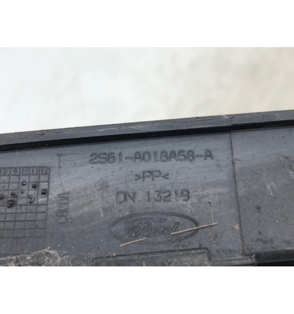 Заглушка (решетка) в бампер передний бу для Ford Fiesta  1.3 i,  2005 г.