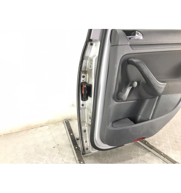 Дверь задняя правая бу для Volkswagen Golf 5 1.6 FSI,  2004 г.