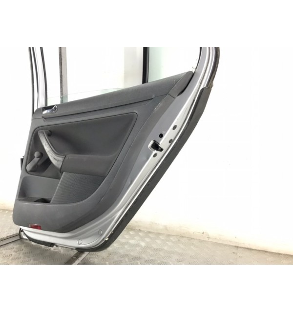 Дверь задняя правая бу для Volkswagen Golf 5 1.6 FSI,  2004 г.