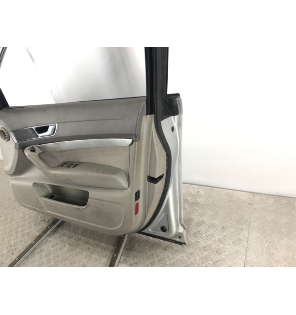 Дверь передняя правая бу для Audi A6 C6 2.4 i,  2004 г.